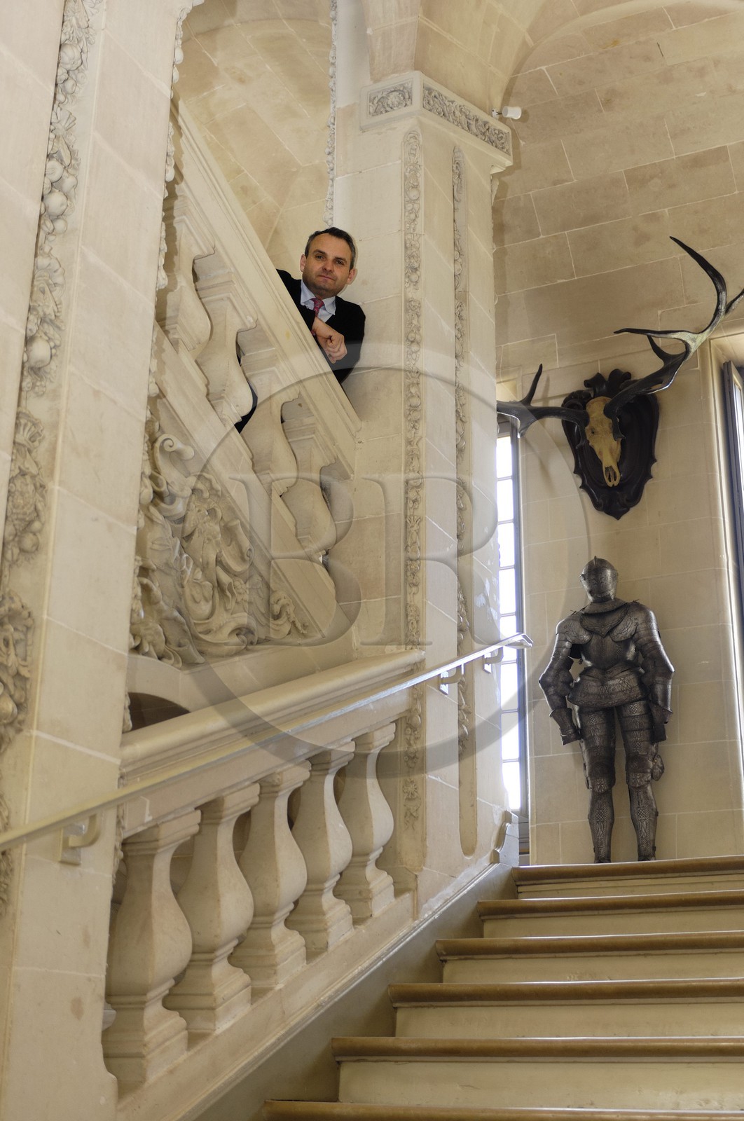 France, Loir-et-Cher (41), château de Cheverny, le propriétaire Monsieur Charles Antoine de Vibraye dans le grand escalier d'honneur cher à Hergé