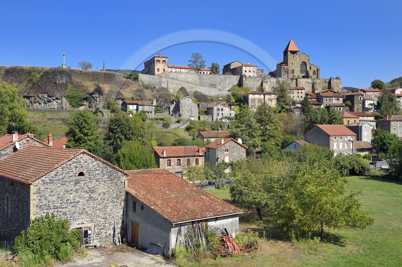 France, Haute-Loire (43), haute vallée de l'Allier, village de Chanteuges dominé par le prieuré de l'abbaye Bénédictine du XIIe siècle à l'extrémité d’une mesa de coulée volcanique