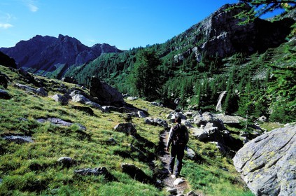 France, Alpes-Maritimes (06), parc national du Mercantour, Vallée des Merveilles vers Fontanalbe, un Randonneur