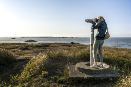 France, Finistère (29), Mer d'Iroise, Ile de Molène, observation de l'Ile d'Ouessant depuis le Nord de l'ile
