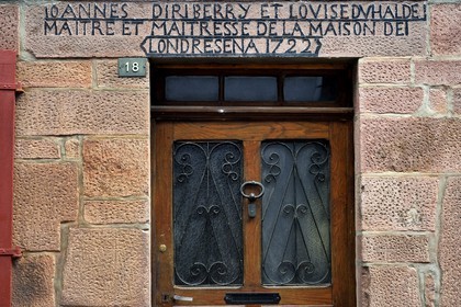 France, Pyrénées-Atlantiques (64), Pays-Basque, Saint-Jean-Pied-de-Port, rue de la Citadelle sur le chemin de Saint-Jacques-de-Compostelle, linteau de maison Johan Biriberry et Louise Duhalde maitre et maitresse de la maison de Londresena 1722