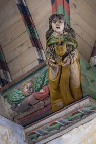 France, Finistère (29), Roscoff, l'église Notre-Dame de Croaz Batz, sculptures peintes en bois sur la sablière décorant la voute