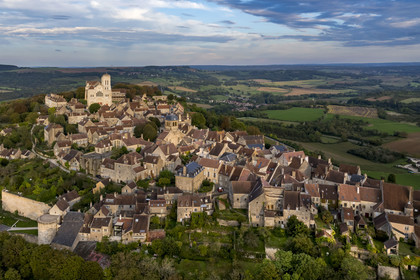 France, Yonne (89), parc naturel régional du Morvan, Vézelay, classé au Patrimoine Mondial de l'UNESCO, labellisé Les Plus Beaux Villages de France, point de départ de l'une des principales voies de pèlerinage de Saint-Jacques-de-Compostelle, la colline et la basilique Sainte-Marie-Madeleine (vue aérienne)
