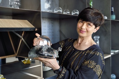 France, Charente (16), Cognac, Fondation d’Entreprise Martell, institution culturelle pluridisciplinaire (art, design et craft, architecture, musique, danse…), la directrice Nathalie Viot présente une voiture en verre oeuvre de Bertrand Dezeauteu