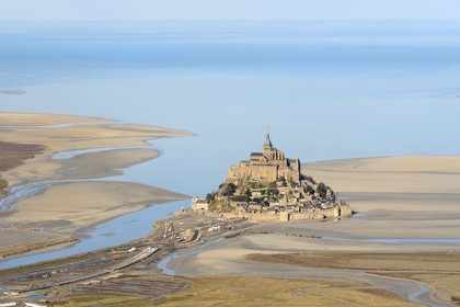 France, Manche (50), Baie du Mont-Saint-Michel, classée Patrimoine Mondial de l'UNESCO, le Mont-Saint-Michel à marée basse (vue aérienne)