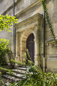 France, Paris (75), Musée de Cluny - Musée national du Moyen-Age, fleurs et feuilles d'acanthe au premier plan et feuilles d'acanthe sculptées sur les chapiteaux des colonnettes