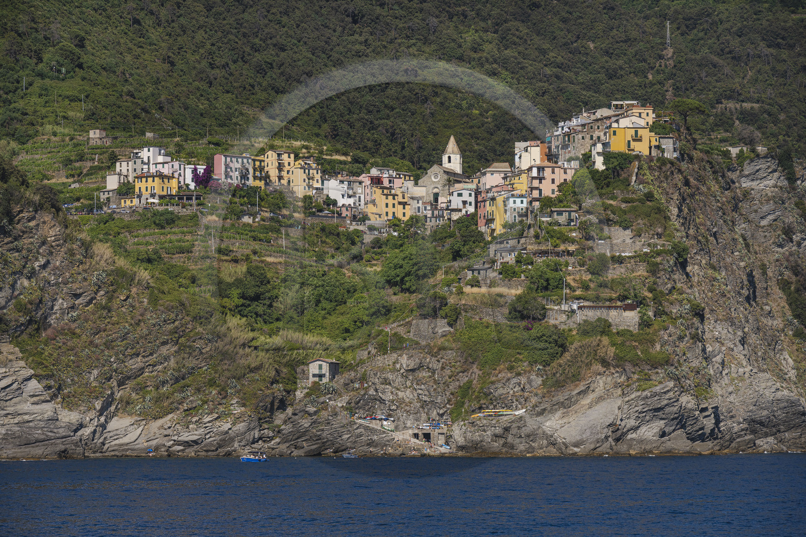 Italie, Ligurie, Cinque Terre, parc national des Cinque Terre classé Patrimoine Mondial de l'UNESCO, le village perché de  Corniglia située au sommet d'un promontoire surplombant la mer Méditerranée à environ 100 m d'altitude