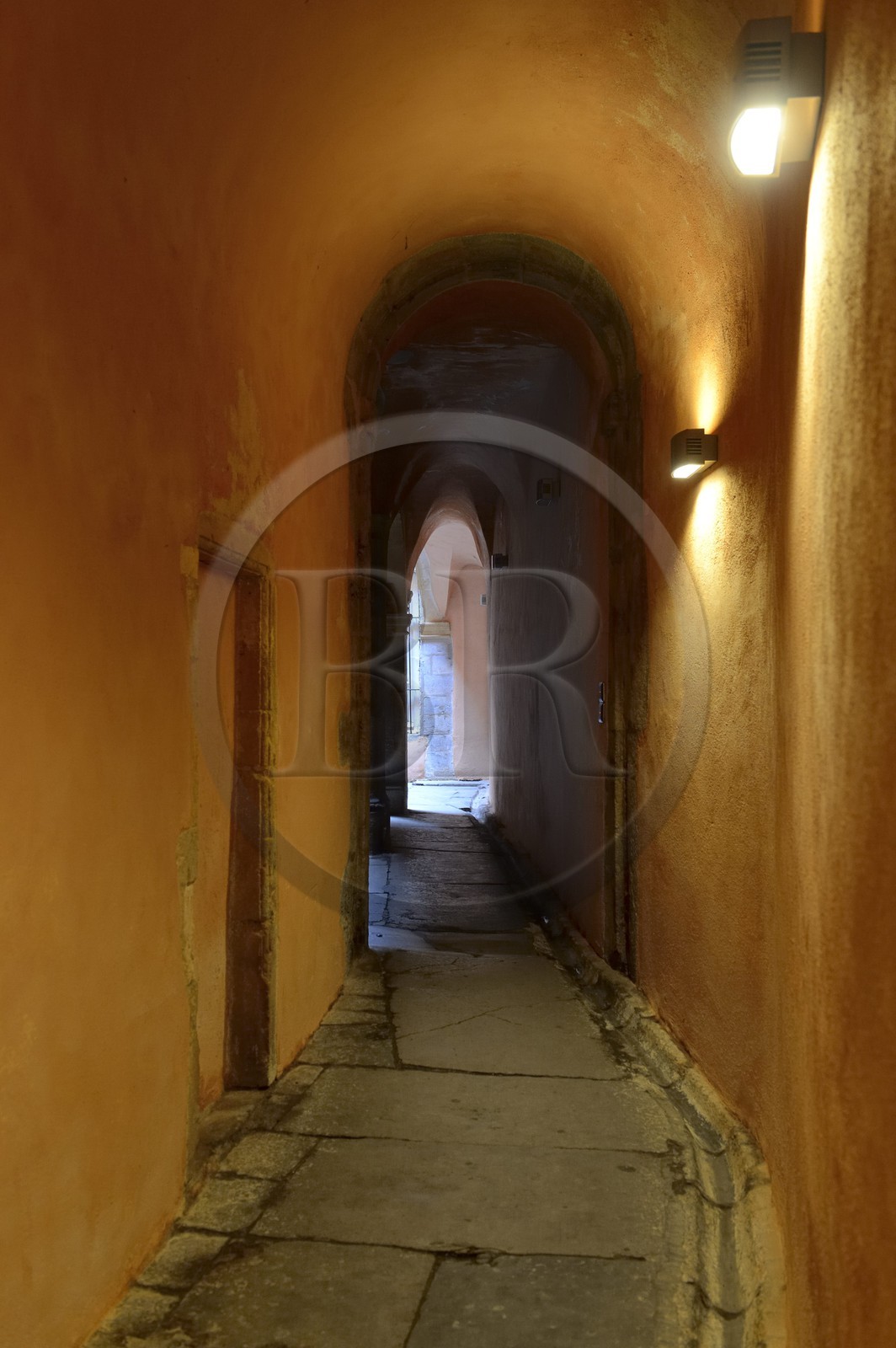 France, Rhône (69), Lyon, site historique classé Patrimoine Mondial de l'UNESCO, Vieux Lyon, traboule reliant le 6 rue des Trois Maries au 27 rue Saint Jean