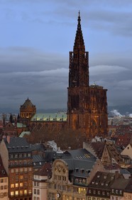 France, Bas-Rhin (67), Strasbourg, vieille ville classée au Patrimoine Mondial de l’UNESCO, la place Kléber à Noël et la cathédrale