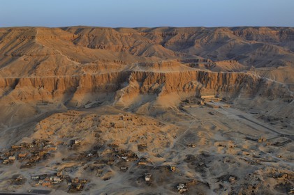 Egypte, Haute Egypte, vallée du Nil, environs de Louxor, nécropole thébaine classée Patrimoine Mondial de l'UNESCO, Thèbes Ouest, Deir el Bahari, temple d'Hatchepsout (vue aérienne)
