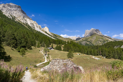 France, Hautes Alpes, Nevache, the Vallée Etroite (Narrow Valley) on the Italian border, Les Granges hamlet, hikers on the path to Green Lake, Mount Tabor and the Grand Séru (right) in the background