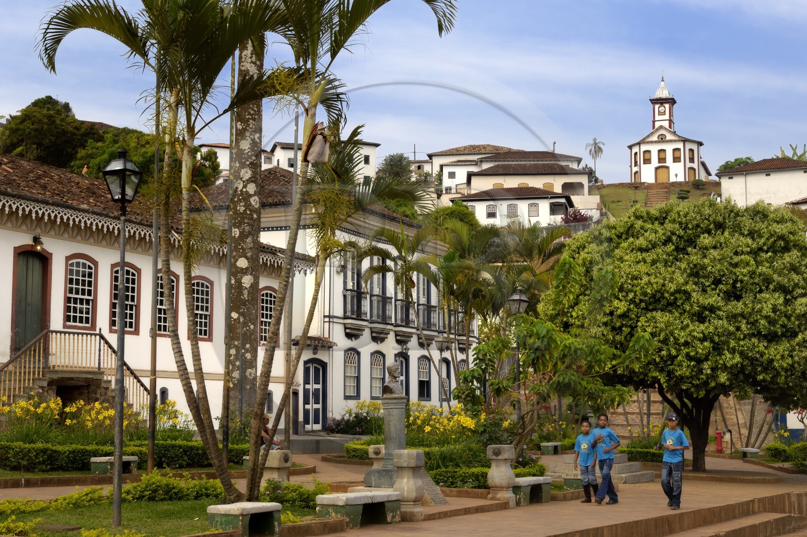 Brésil, Etat du Minas Gerais, ville de Serro, place (centrale) Joao Pinheiro et capela de Santa Rita (Route de l'or, Estrada Real)