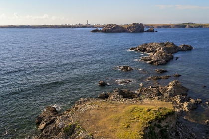 France, Finistère (29), Mer d'Iroise, Ile d'Ouessant, la Pointe de Penn ar Viler sur la cote Sud et la Baie de Lampaul, le phare du Créac’h en arrière plan (vue aérienne)