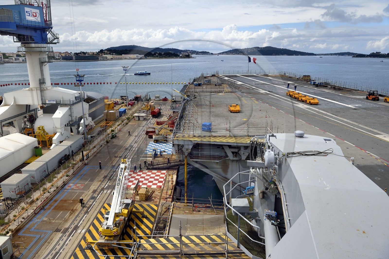 France, Var (83), Toulon, la base navale (Arsenal), le porte-avions à propulsion nucléaire Charles de Gaulle en rénovation de mi-vie, l'un des ascenseurs géants pour rafales et le pont d'envol