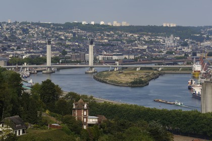 France, Seine-Maritime (76), Rouen, le pont levant Gustave Flaubert sur la Seine et le port