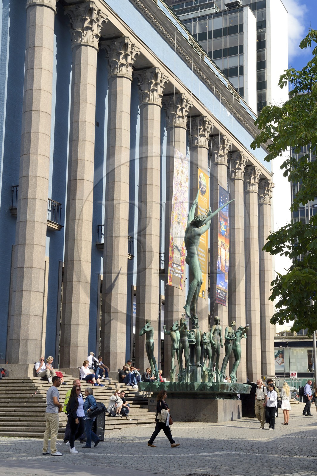 Suède, Stockholm, Norrmalm, quartier du centre ville, Hotorget place, devant la salle philarmonique de Konserthuset les bronze Orpheus de Carl Miles
