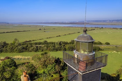 France, Eure (27), région du Marais-Vernier, Réserve Naturelle de l'estuaire de la Seine, Saint-Samson-de-la-Roque, le phare de la Roque sur la Pointe de la Roque domine l'estuaire de la Seine, le pont de Normandie en arrière plan lointain (vue aérienne)
