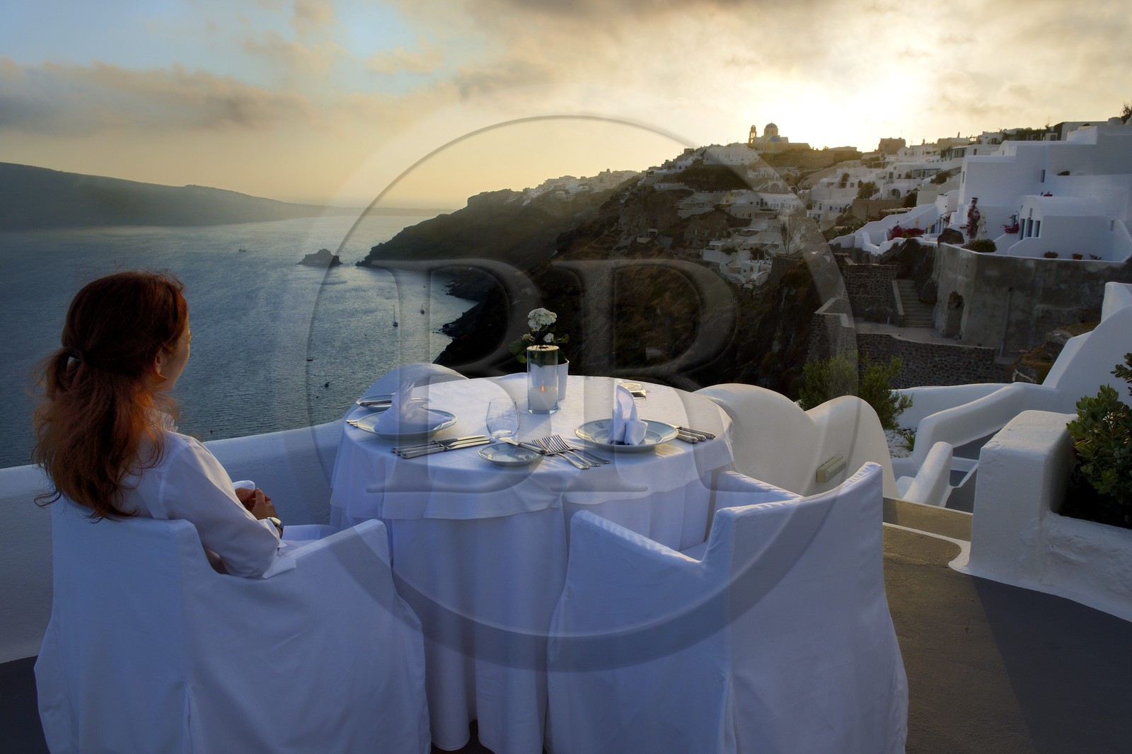 Grèce, Les Cyclades, mer Égée, île de Santorin (Thira ou Théra), village de Oia, l'hôtel Relais & Châteaux Kirini Suites & Spa qui surplombe la Caldera
