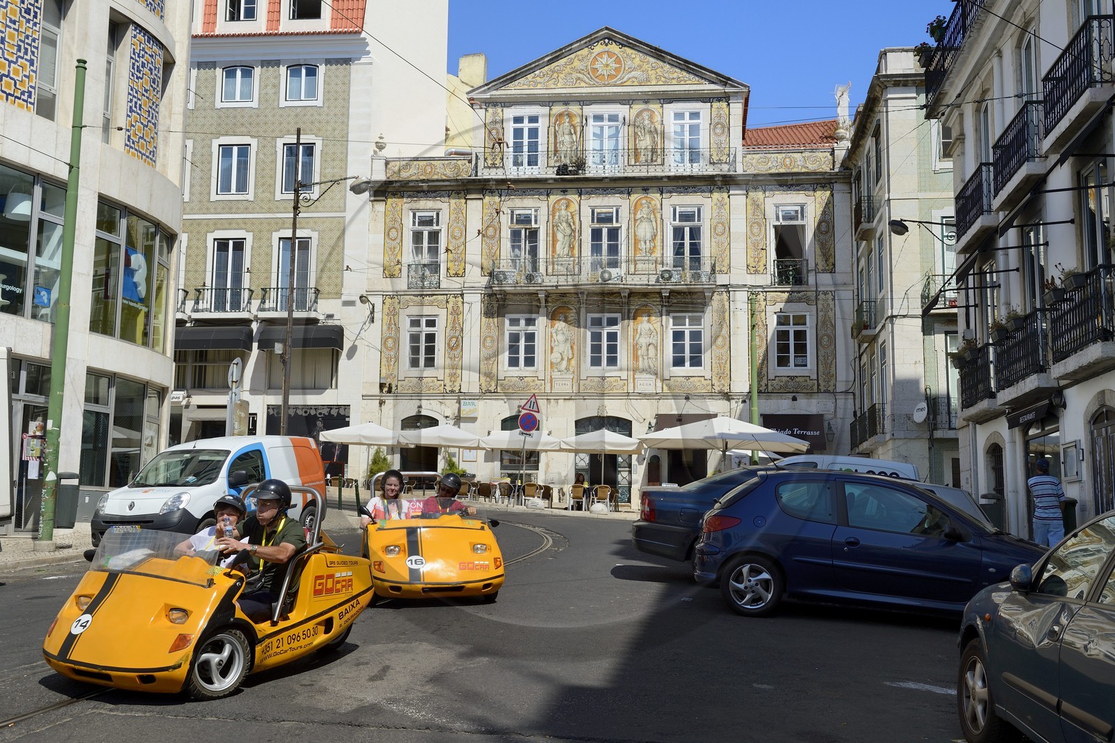 Portugal, Lisbonne, quartier du Chiado, véhicules trois roues en location pour visiter la ville et la Cervejaria (Brasserie) Trindade en arrière plan