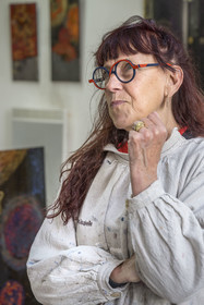 France, Hauts-de-Seine (92), Colombes, l'artiste et laqueur Isabelle Emmerique dans son atelier