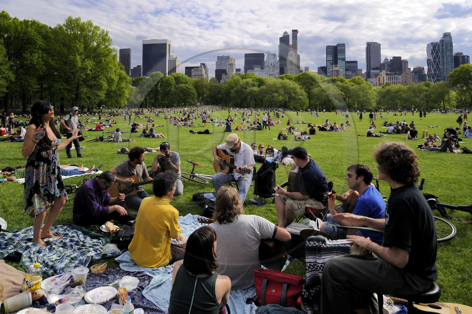 United States, New York City, Manhattan, Central Park, Sundays on The Sheep Meadow, meeting of a group of musicians friend
