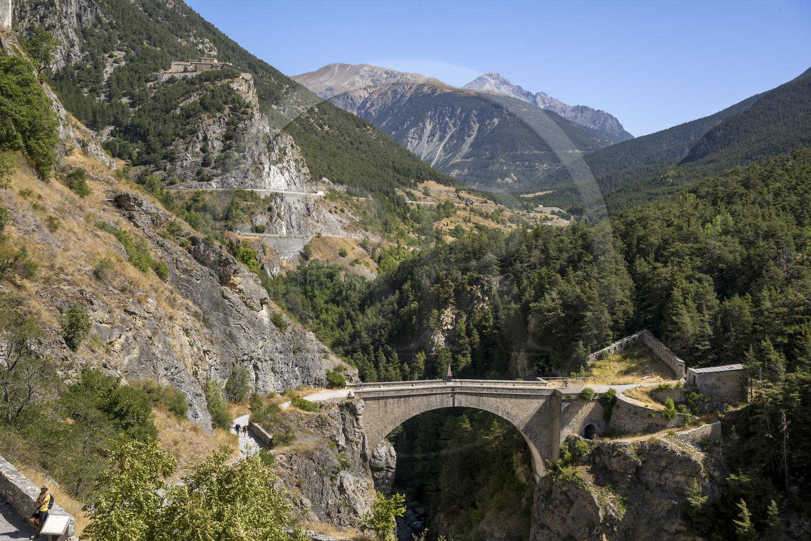 France, Hautes Alpes (05), Briançon, site Vauban classé Patrimoine Mondial de l'UNESCO, le pont d'Asfeld à l'entrée de la citadelle dominant les gorges de la Durance