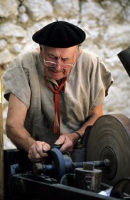 France, Gers (32), Sarrant, labellisé Les Plus Beaux Villages de France, rémouleur, démonstration des vieux métiers lors du festival médiéval