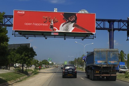 Tanzanie, Dar es-Salaam, affiches publicitaires en périphérie pour coca-cola