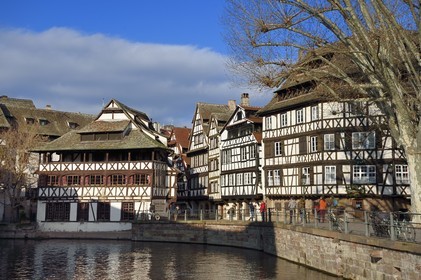 France, Bas-Rhin (67), Strasbourg, vieille ville classée au Patrimoine Mondial de l'UNESCO, quartier de la Petite France, la place Benjamin Zix en bordure de l'Ill et la Maison des Tanneurs de 1572 (restaurant) à gauche