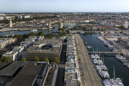 France, Charente-Maritime (17), La Rochelle, le nouveau quartier des Minimes et le bassin des grands yachts à droite, en arrière plan la tour de la Lanterne, la Tour de la Chaine et la Tour Saint-Nicolas à droite protègent l'entrée du Vieux Port (vue aérienne)