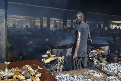 Tanzanie, Dar es-Salaam, marché aux poissons de Kivukoni, on fait frire les poissons dans des vasques métalliques abondamment remplies d'huile avant de le revendre à travers la ville