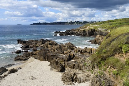 France, Finistère (29), Moelan-sur-Mer, le littoral entre Kerfany les Pins et la plage de Trenez sur le chemin de Grande Randonnée GR 34 ou sentier des douaniers