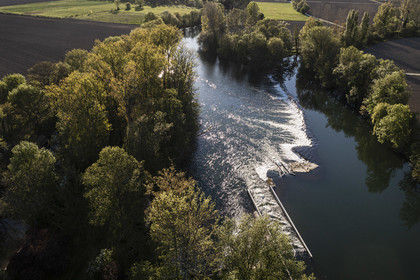 France, Charente (16), Saint-Simon, passe à poissons sur La Charente (vue aérienne)