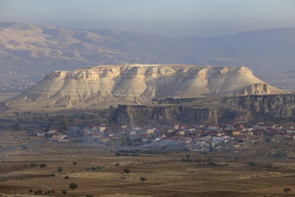 Turquie, Anatolie Centrale, province de Nevsehir, Cappadoce classée Patrimoine Mondial de l'UNESCO, le village de Çavusin au pied du massif de l'Ak Tepe (vue aérienne)