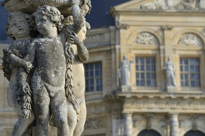 France, Seine et Marne, Maincy, Chateau de Vaux le Vicomte, statue in the gardens and the southern facade of the castle in the background