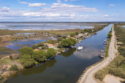France, Hérault (34), La Grande-Motte, lieu dit des Cabanes du Roc, anciennes cabanes de pécheurs en bordure du canal du Rhône à Sète, l'étang de l'Or en arrière plan (vue aérienne)