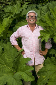 France, Finistère (29), Pays des Abers, Lannilis, l'artiste peintre Loic Madec devant son atelier de Prat-Ar-Coum en bordure de l'Aber Benoit