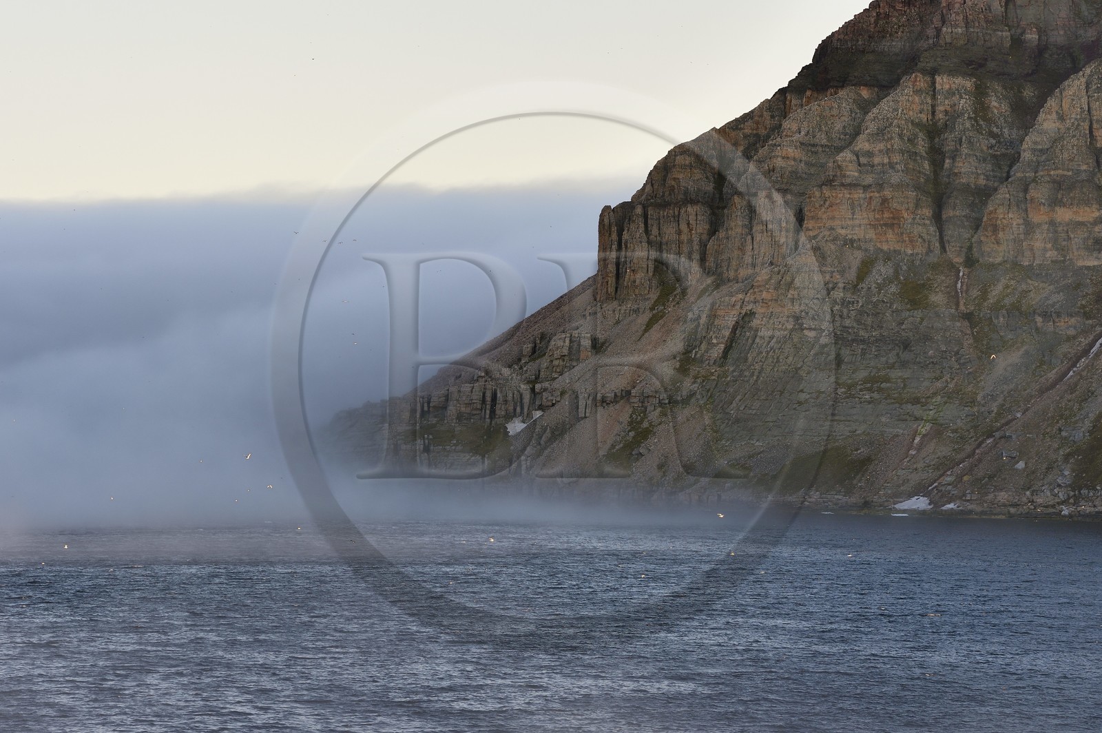 Groenland, cote Nord-Ouest, Murchison sund, falaises de la pointe de l'Ile de Kiatak ou Northumberland