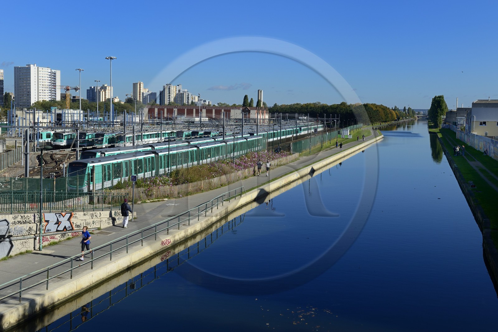 France, Seine-Saint-Denis (93), Bobigny, dépôt de metro de la RATP le long du canal de l'Ourcq