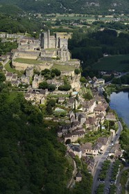 France, Dordogne (24), Périgord Noir, vallée de la Dordogne, Beynac-et-Cazenac, labellisé Les Plus Beaux Villages de France, château sur un éperon rocheux au dessus de la rivière Dordogne (vue aérienne)