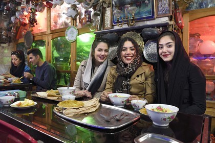 Iran, province d'Ispahan, Ispahan, la maison de thé et restaurant Chai Khaneh Azadegan, jeunes iraniennes étudiantes en ingénierie médicale qui se nomment, de gauche à droite, Pita, Nadia et Niloufar (pas de model release)