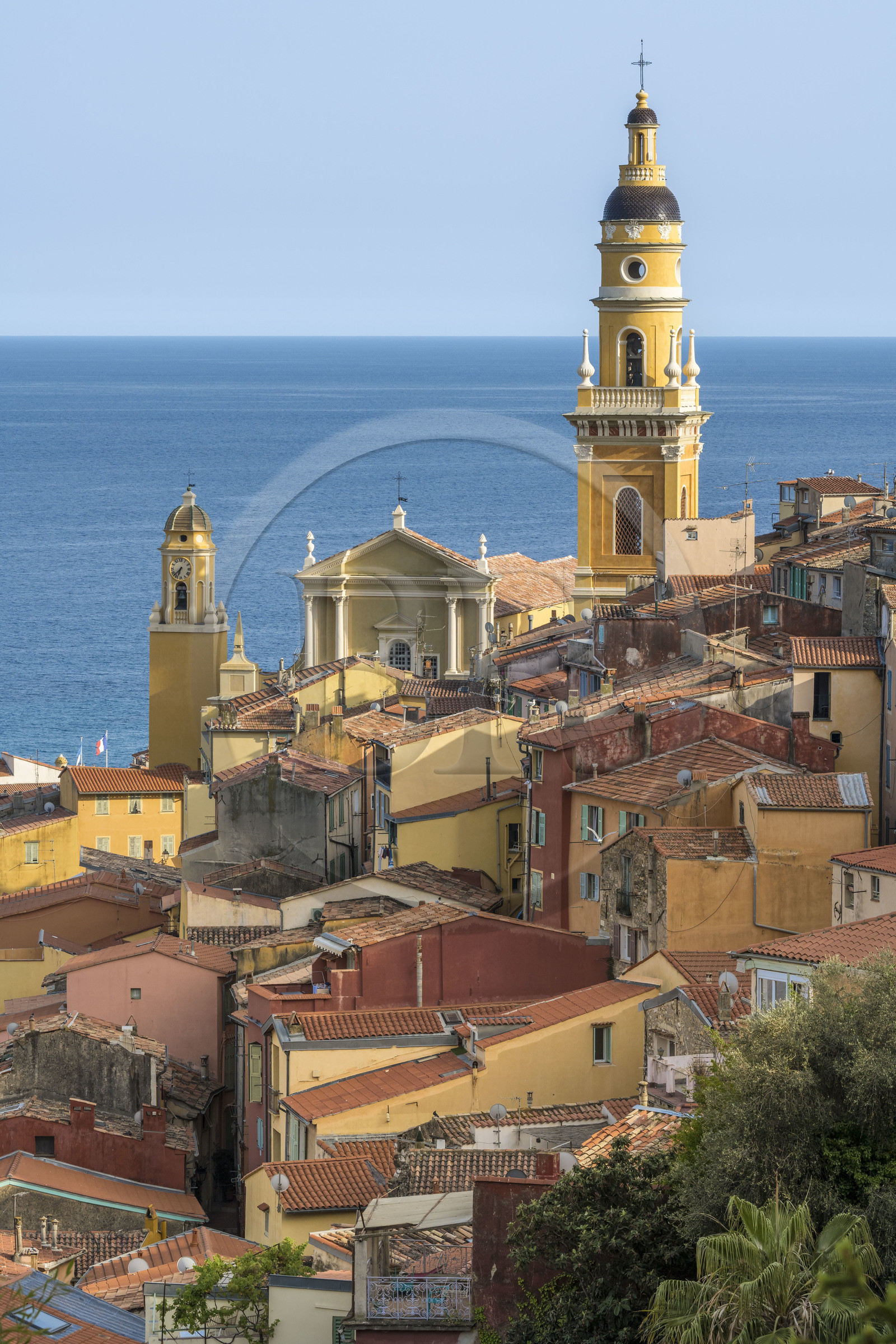 France, Alpes-Maritimes (06), Menton, la vieille ville dominée par la Basilique Saint Michel