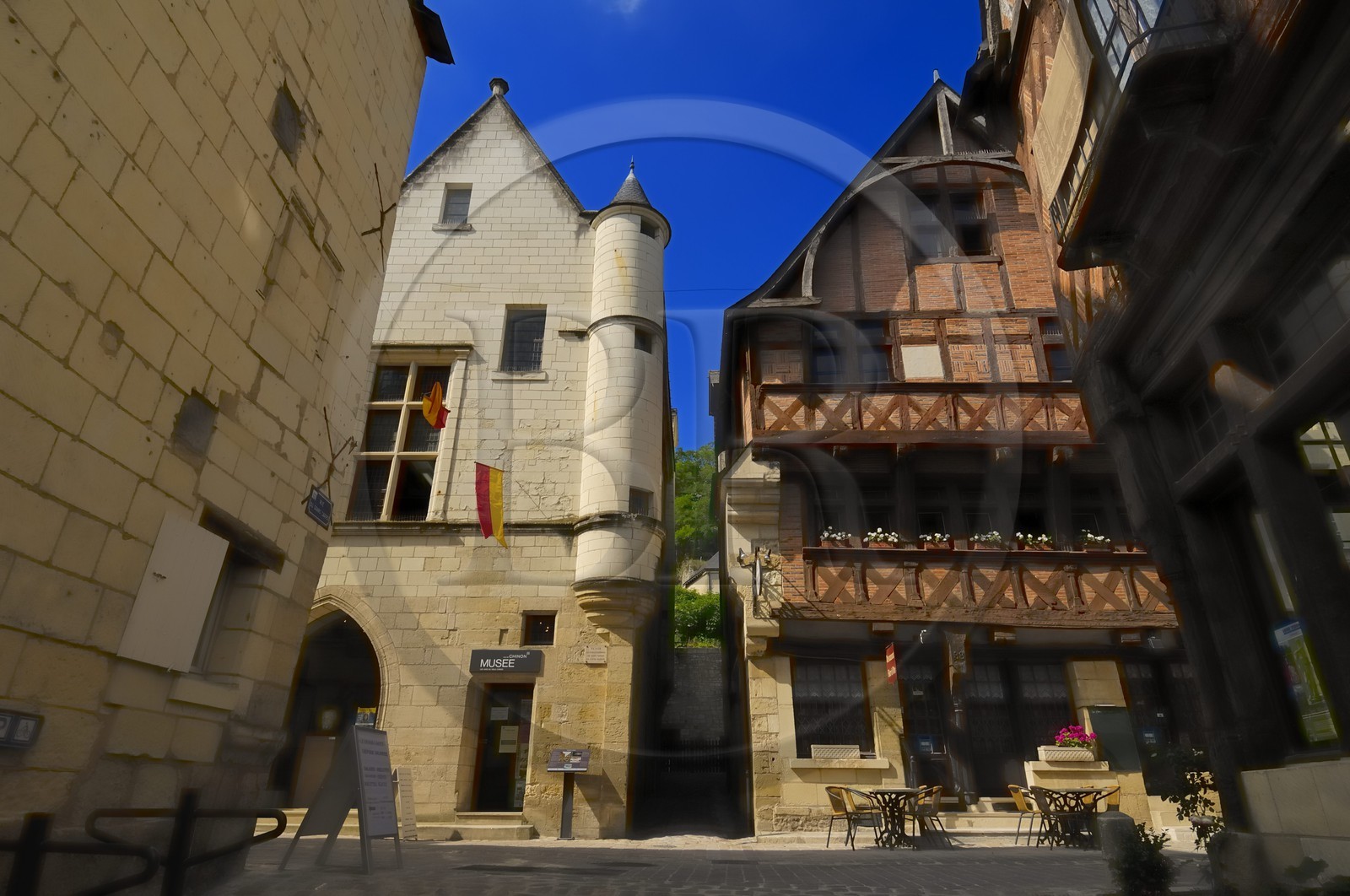 France, Indre et Loire (37), Vallée de la Loire classée Patrimoine Mondial de l'UNESCO, Chinon, l'Hôtel des Etats Généraux et la Maison Rouge au Grand Carroi (rue Voltaire)
