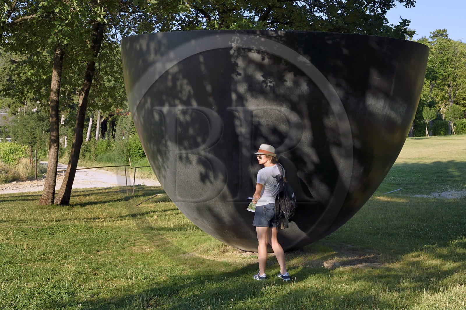 France, Bouches-du-Rhône (13),  Le Puy Sainte Réparade, Chateau La Coste domaine viticole et centre d'art contemporain, calice monumental en bronze de l'artiste Guggi, baptisée en référence à la Bible Calix meus inebrians (Ma coupe me rend ivre) (Mention Obligatoire)