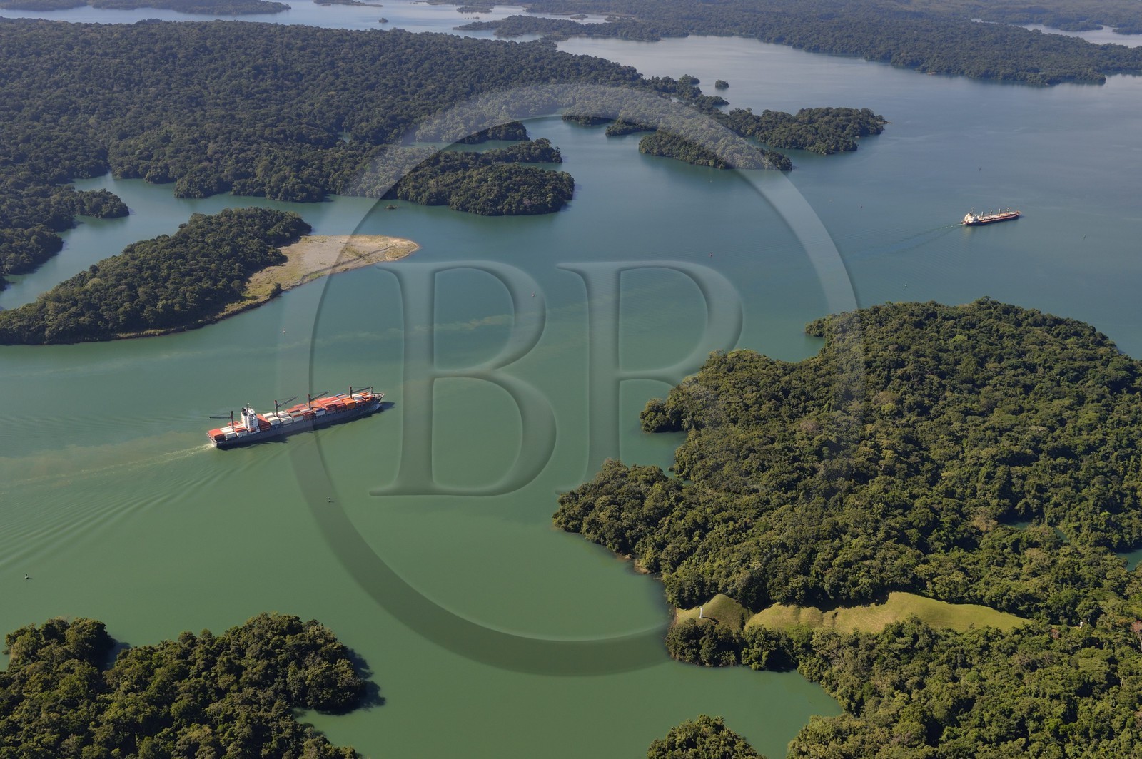 Panama, Canal de Panama, cargo panamax et ilots sur le lac Gatun (vue aérienne)