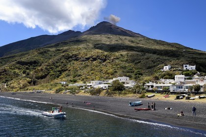 Italie, Sicile, iles Eoliennes, classées Patrimoine Mondial de l'UNESCO, ile de Stromboli, une des multiples et régiulières éruptions du volcan Stromboli qui culmine à 924m, la plage de Scari au premier plan