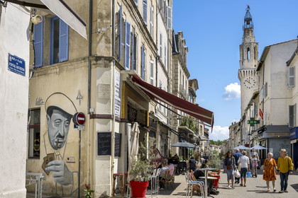 France, Vaucluse (84), Avignon, sur un mur de Mon Bar rue de la Campane, un portrait de Raimu lors de la partie de cartes du film Marius de Marcel Pagnol par l'artiste graffeur Lekto, le clocher des Augustins seul vestige de l'ancien couvent des Augustins en arrière plan