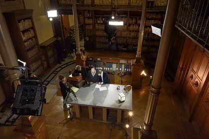 France, Paris (75), les Archives Nationales, Grands dépots, salle de l'Armoire de fer, tournage de l'émission de television L'ombre d'un doute sur l'affaire Marcel Petiot présentée par l'animateur et journaliste Franck Ferrand