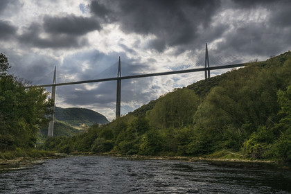 France, Aveyron (12), parc naturel régional des Grands Causses, Millau, le viaduc de Millau des architectes Michel Virlogeux et Norman Foster, entre le Causse du Larzac et le Causse de Sauveterre au dessus du Tarn