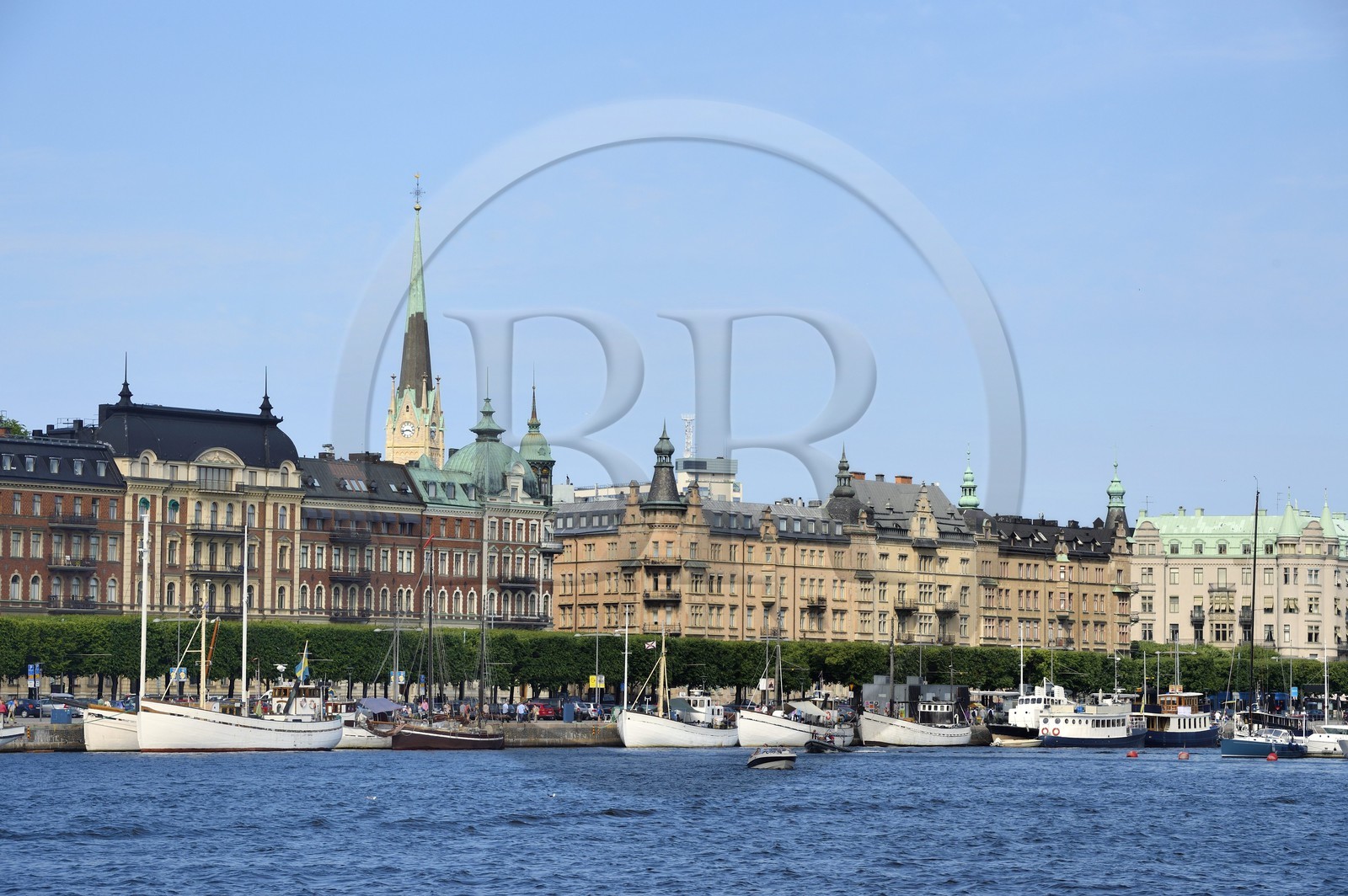 Suède, Stockholm, quartier d'Östermalm, la prestigieuse avenue Strandvägen longe les quais